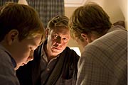Prinz Charles (Alex Jennings) erzählt seinen Söhnen von dem Tod ihrer Mutter (Fotos: Concorde Filmverleih GmbH)
